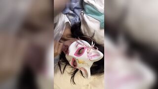 学生妹为了赚生活费，同意和金主爸爸来酒店约拍，慢慢被套路一点一点脱下衣服玩弄