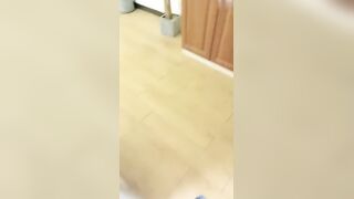 床上的黑丝尤物，让小哥无套抽插骚穴瞧瞧这高潮的喷水量