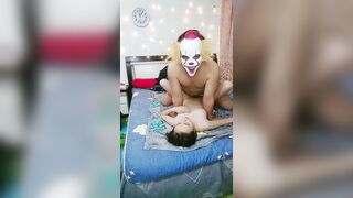 瘦弱妹子夫妻秀，还有闺蜜在场观战，女上位，后入，一顿猛操，无套内射，特写逼逼