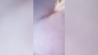 颜值不错的风骚女模特【上门服务-群交1】大辫子漏出骚奶子诱惑狼友跟两位大哥激情3P，让小哥吃奶玩逼轮流爆草抽插，浪叫呻吟
