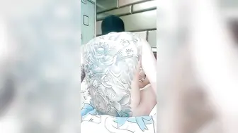 超骚的小少妇露脸跟小哥激情啪啪【3】一干就是两炮活很好，吃鸡巴舔菊花还给小哥舔乳头各种抽插，内射和口爆