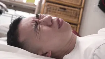 ROYD-190 我早上醒来的时候，发现房间里有个只穿着内衣的女人！她一直都很粗鲁无礼，但我一直很依赖她…… #春陽モカ #春阳萌花