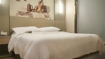 不太套要被刁死谁刁你？男朋友啊极品尤物爵士舞女，背着男朋友出来打炮，不敢无套，怕男朋友回去刷锅发现！一字马扒开大长腿，整个嫩穴全部暴露
