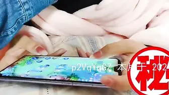 巨乳少女在床上开语音玩王者被强上，全程对话