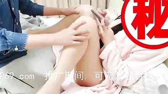 巨乳少女在床上开语音玩王者被强上，全程对话