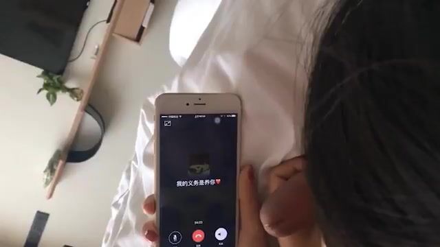 女大学生援交，被操的时候主动交代以前有没有被颜射过，期间男朋友还打来电话。