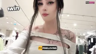 商场里戴着肛塞的可爱妹子，在试衣间自慰 - Pinkloving -