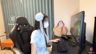[糖心Vlog] 中华娘cos ~顶级少萝~游戏陪玩之隐藏服务~两小时女友体验~精液灌满骚穴流出 - 情深叉喔
