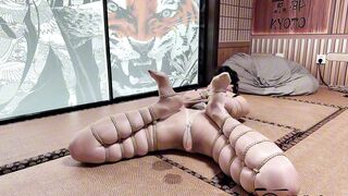 175长腿女神的柔韧度展示，后手观音并肘缚下。啵啵贝强制，超长时间失控模式下无限GC，修长美腿无助扭动，被玩到喷（含采访）