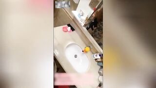 去大姨子家玩 两个人干柴烈火激情合体 从厕所操到卧室 骚逼淫水泛滥少妇就是骚