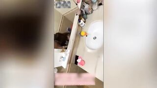 去大姨子家玩 两个人干柴烈火激情合体 从厕所操到卧室 骚逼淫水泛滥少妇就是骚