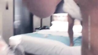 双飞大秀成熟御姐跪爬服侍 吸吮鸡巴玩弄蛋蛋