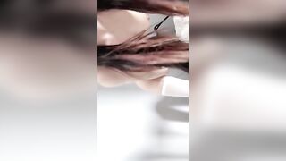 双马尾反差小母狗狂喷水止不住 还没爽够继续自慰扣逼