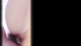 发现继妹在偷偷自慰 趁机用我的大鸡巴和她建立良好的关系 用舌头深入她的嘴里，让她体验真正的口交技巧