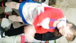【熟女控】村里赵阿姨老公不在家，按住她的头在灶房里疯狂输出