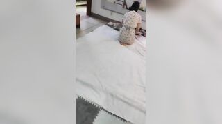 好兄弟夫妻来家里玩换妻游戏，两个媳妇换着操