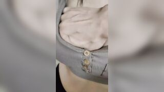 嫂子为了让我离不开她，每天锻炼，到把身材保持那么好，还趁大哥不在，不时的诱惑我。
